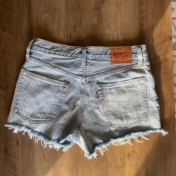 Size 26 Levi’s 501 Jean shorts - Picture 2 of 5